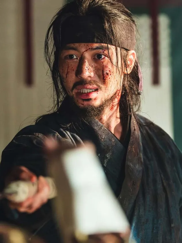 Lee Joo Ahn Menodongkan Pedang