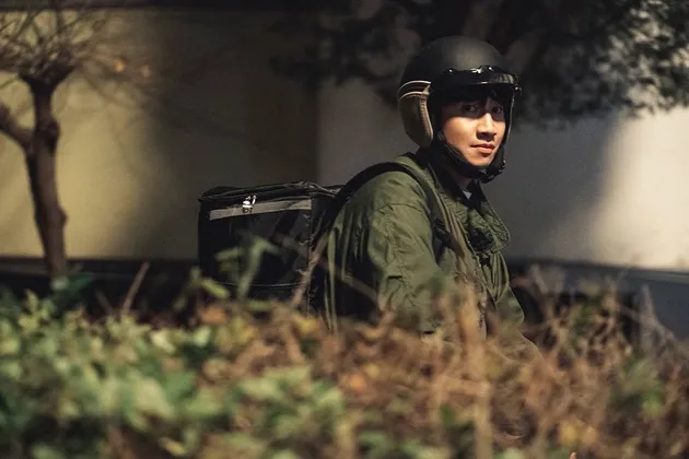 Lee Kwang Soo Pakai Helm