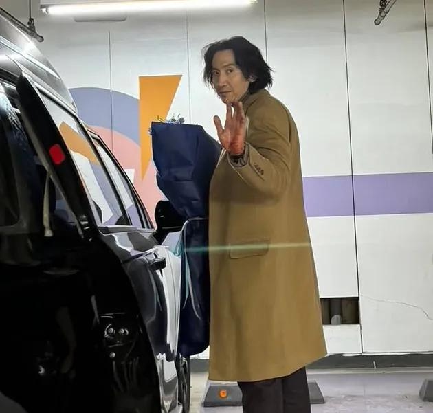 Lee Kwang Soo di Parkiran