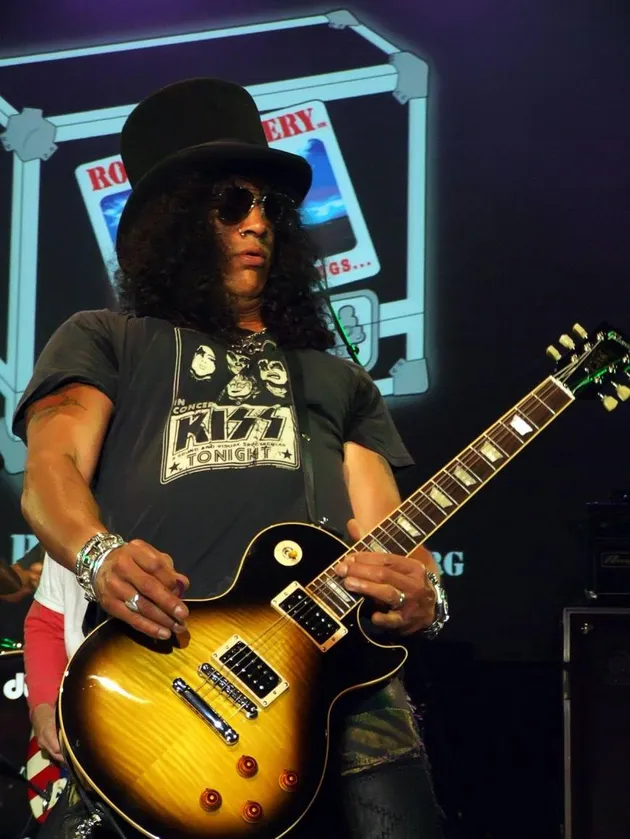 Tidak ada yang tidak mengenal Slash atau Saul Hudson, gitaris band rock populer Guns and Roses. Gitaris Inggris-Amerika ini sukses besar saat menggawangi GnR bersama Axl Rose. Penggemarnya pasti tahu betapa kerennya Slash bermain gitar.