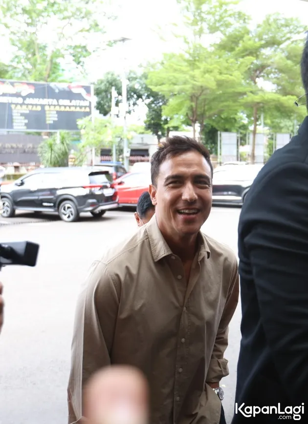 Hamish Daud Tersenyum