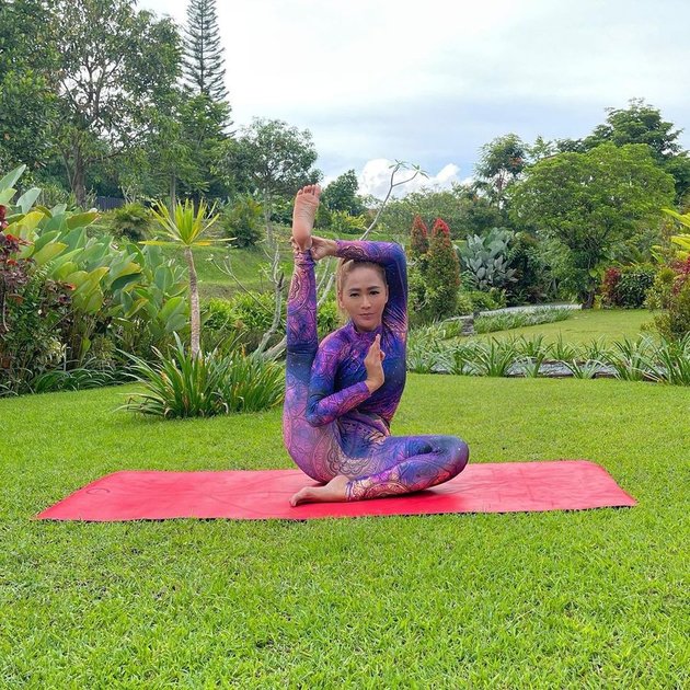 Very Flexible, Here are 12 Photos of Inul Daratista's Yoga Moves - Legs on Head, Head on Legs Makes You Cringe