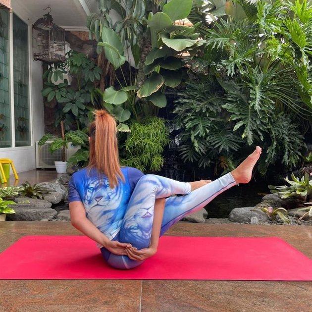 Very Flexible, Here are 12 Photos of Inul Daratista's Yoga Moves - Legs on Head, Head on Legs Makes You Cringe