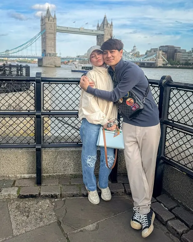 Rizky Billar peluk Lesti Kejora di London