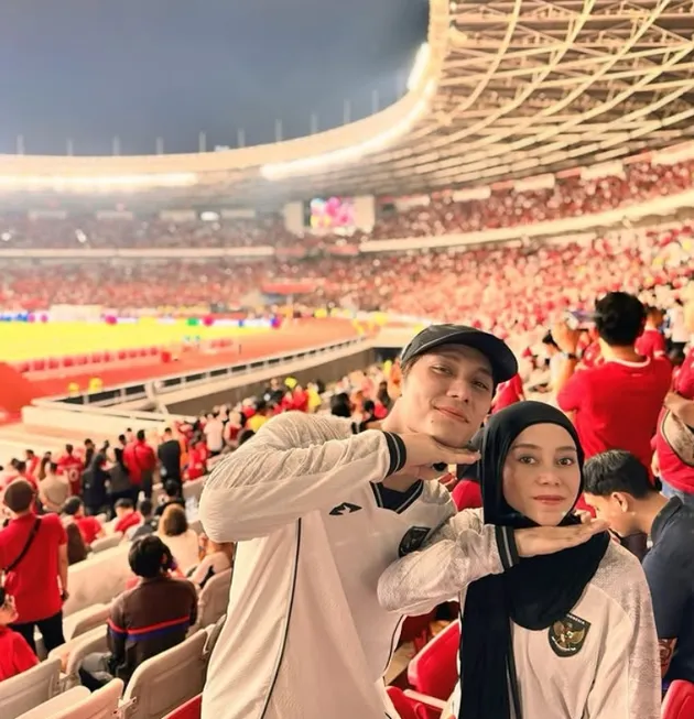 Lesti Kejora dan Rizky Billar di stadion