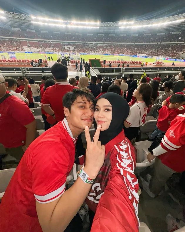 Lesti Kejora &amp; Rizky Billar nonton timnas di GBK