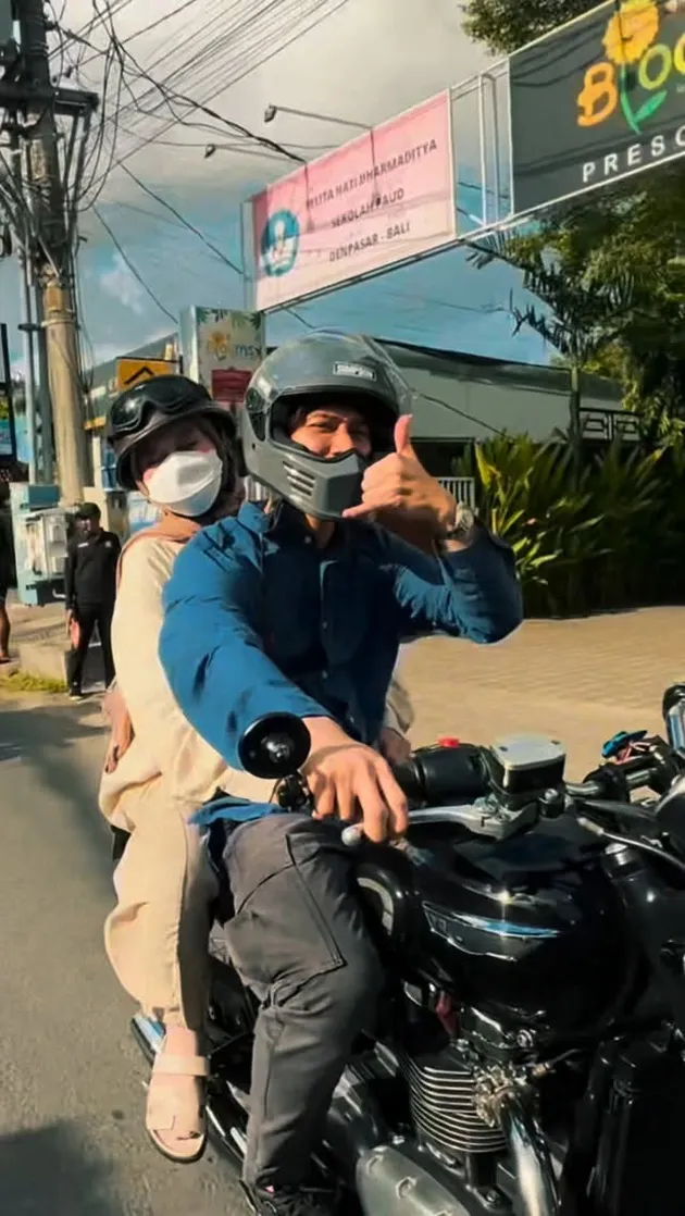 Lesti Kejora dan Rizky Billar motoran di Bali