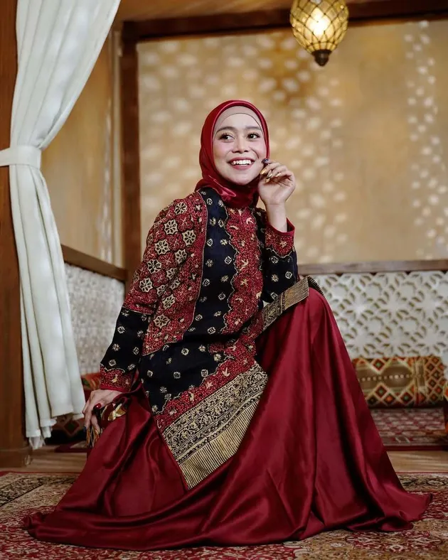Lesti Kejora Pakai Batik Merah