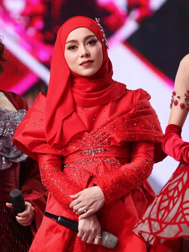 Lesti pakai baju merah saat hamil anak ketiga