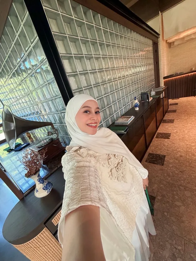 Lesti selfie sambil senyum