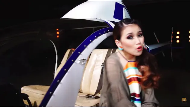 Lewat \&#039;Sambalado\&#039; Ayu Ting Ting Berikan Goyangan \&#039;Ulek Sambel\&#039;