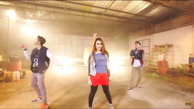 Lewat \&#039;Sambalado\&#039; Ayu Ting Ting Berikan Goyangan \&#039;Ulek Sambel\&#039;