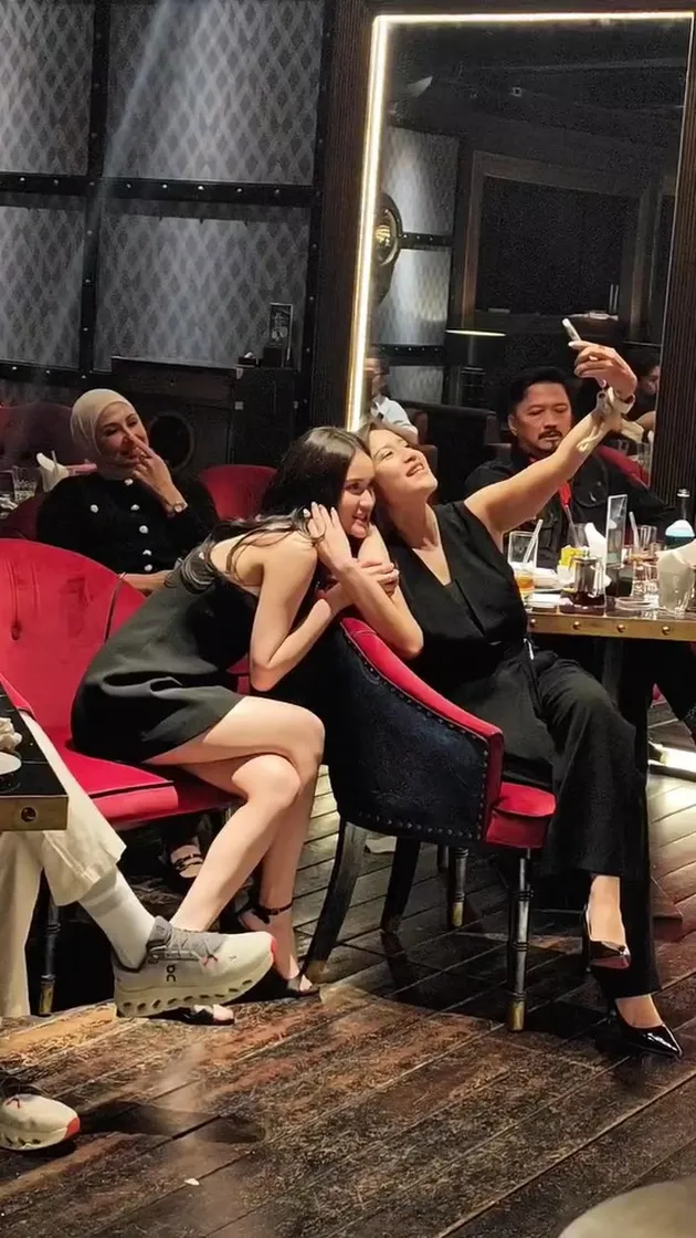 Leya Princy foto bareng ibunda