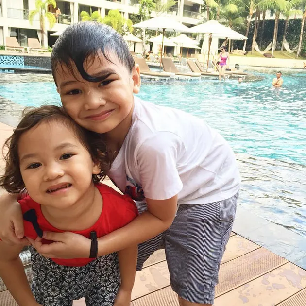 Liburan Keluarga Mona Ratuliu