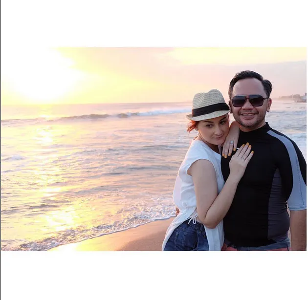 Liburan Keluarga Mona Ratuliu