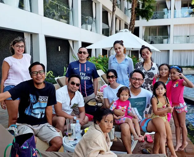 Liburan Keluarga Mona Ratuliu