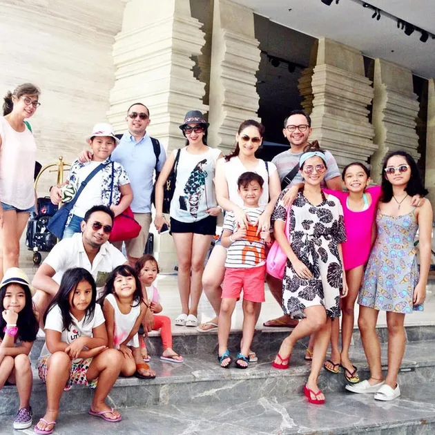 Liburan Keluarga Mona Ratuliu