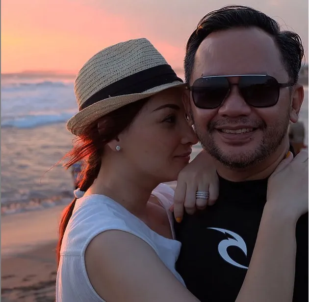 Liburan Keluarga Mona Ratuliu