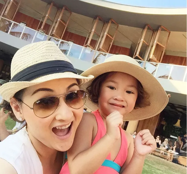 Liburan Keluarga Mona Ratuliu