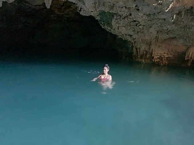 Vacation in Labuan Bajo, Angel Karamoy Enjoy Beautiful Nature and Fearlessly Swim in the Cave