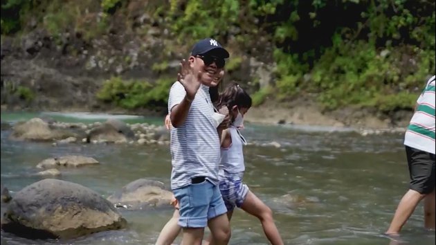 Ayah Rozak nampak begitu bahagia saat menginjakkan kakinya di sungai. 