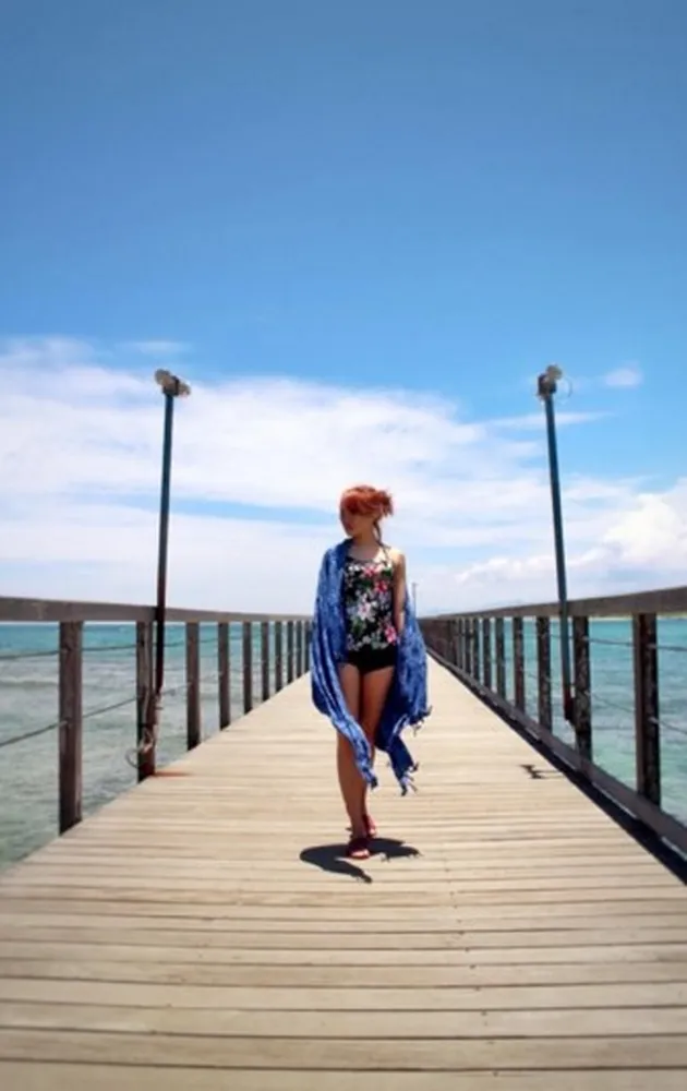Pacar Rafael Tan Seksi di Pantai