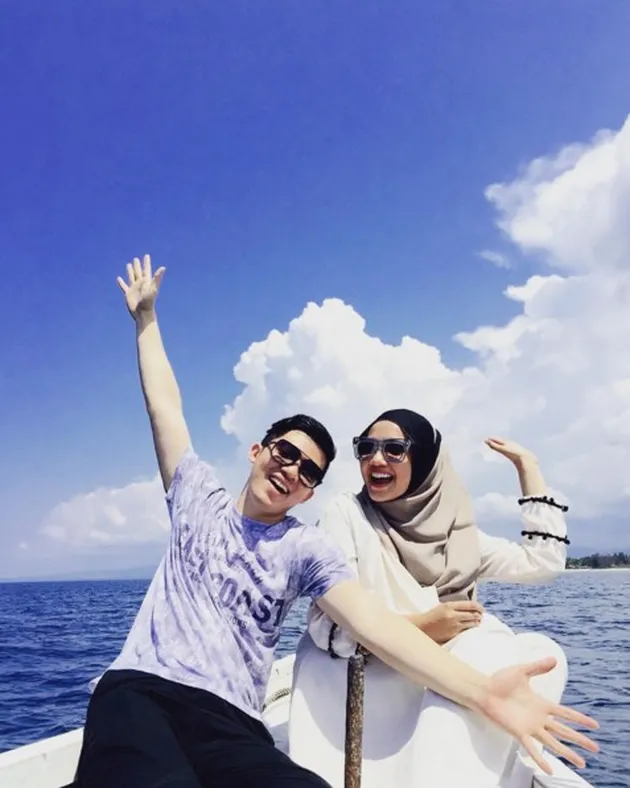 LIBURAN IRWANSYAH - ZASKIA SUNGKAR DI GILI TRAWANGAN, SERU ...