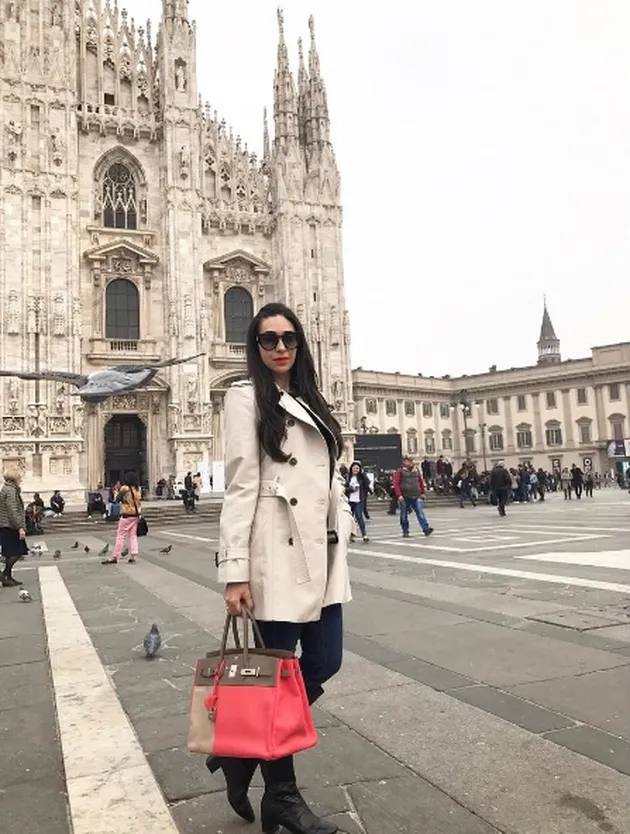 LIBURAN, KARISMA KAPOOR JALAN-JALAN KE ITALIA DENGAN PENUH 