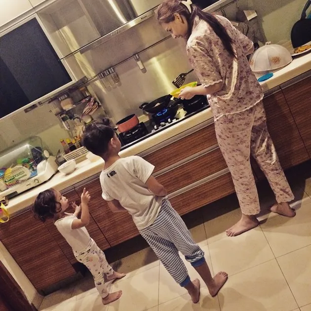 LIBURAN KE AMERIKA, MONA RATULIU MESRA BARENG ANAK DAN 