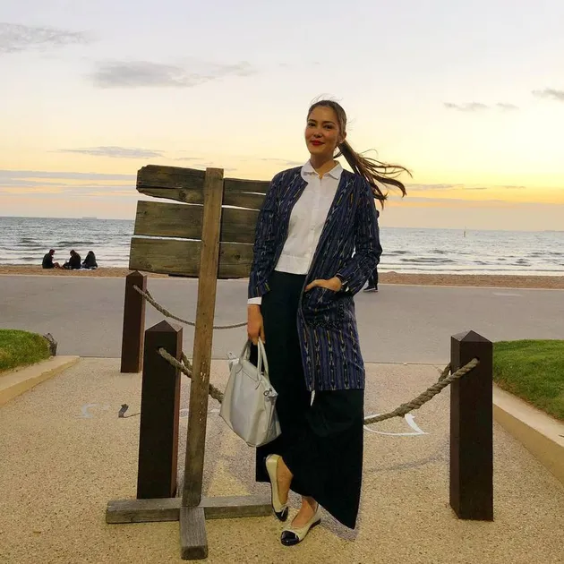 Liburan Cathy Sharon