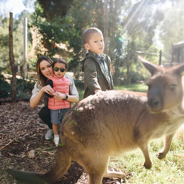 Liburan Cathy Sharon