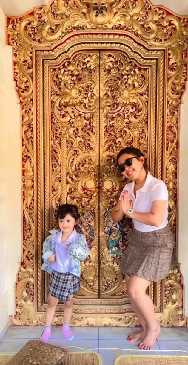 Vacation to Bali, Kiky Saputri Playing with Her Child - Showcasing Affectionate Photos with Her Husband