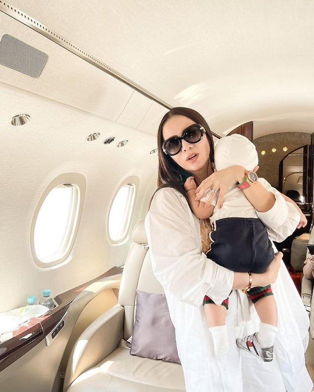 Vacation to Bali by Private Jet, Here are 10 Portraits of Momo Geisha that Received Criticism from Netizens Because of the Mask
