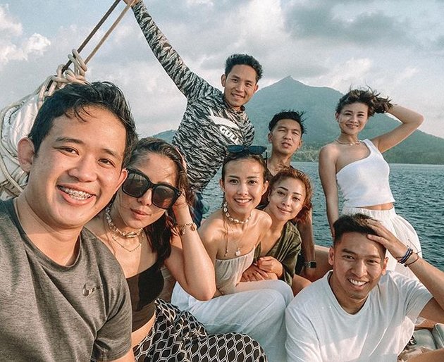 Vacation to Banda Neira, Nikita Willy Having Fun with Indra and the Children of the Conglomerate