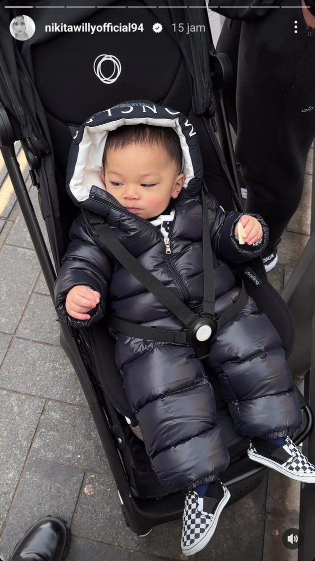 Vacation in the Netherlands, 8 Adorable Photos of Baby Izz, Nikita Willy's Child, Wearing a Padded Jacket - Loving to Stick Out His Tongue Making His Mother Laugh