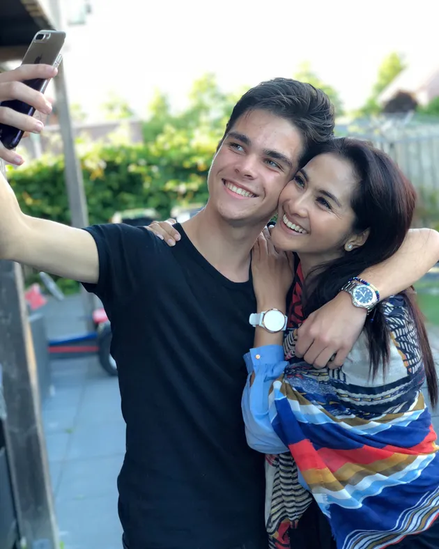 Liburan maudy koesnaedi