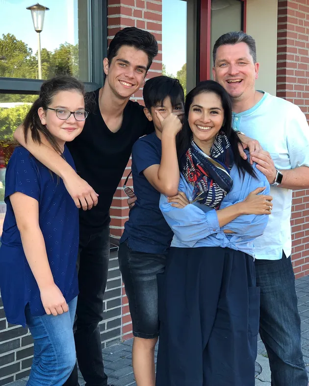 Liburan maudy koesnaedi