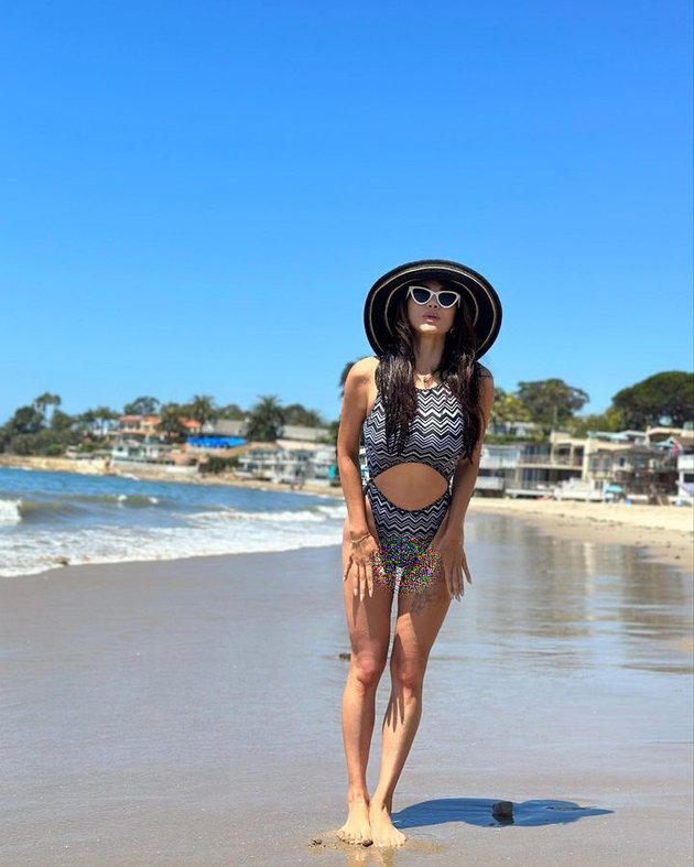 Vacation to California, Hot Mama 3 Adinda Bakrie Shows off Bikini Body Like Still a Virgin