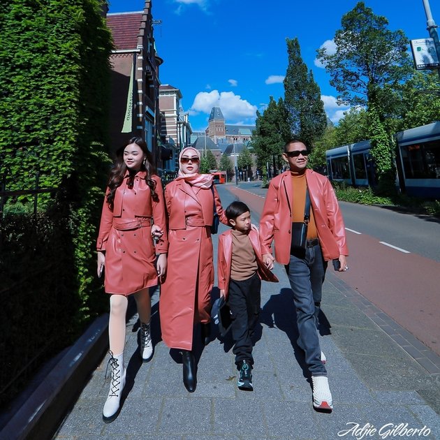 Vacation in Europe, 8 Photos of Bella Shofie and Her Stepchildren - Attention-grabbing Outfits on the Plane