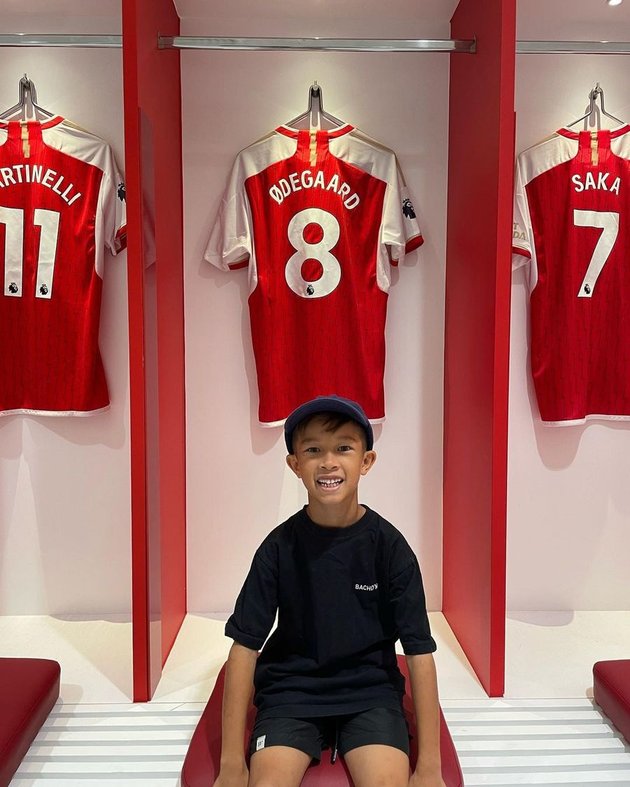 Vacation in England, 8 Photos of Irfan Bachdim Taking His Four Children to Arsenal Stadium - All Wearing the Same Jersey
