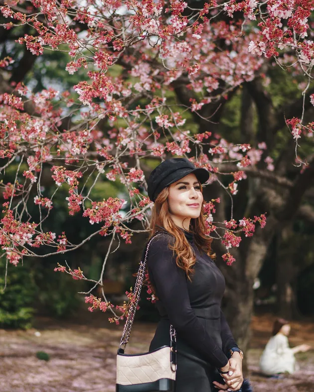 Liburan ke Jepang, Momo Geisha Bahagia Lihat Bunga Sakura! - KapanLagi.com