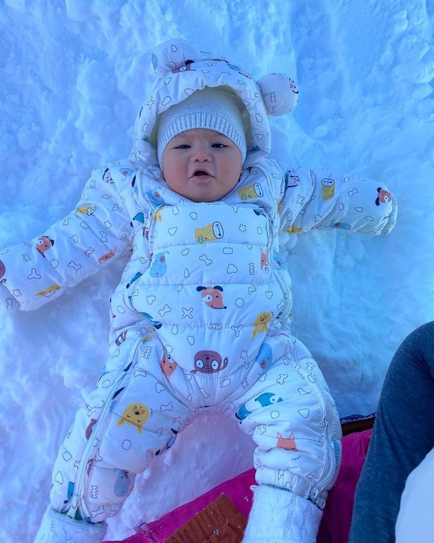 Vacationing Abroad, Here are 8 Adorable Photos of Baby Nae, Adipati Dolken's Daughter, Playing in the Snow with Her Mother 
