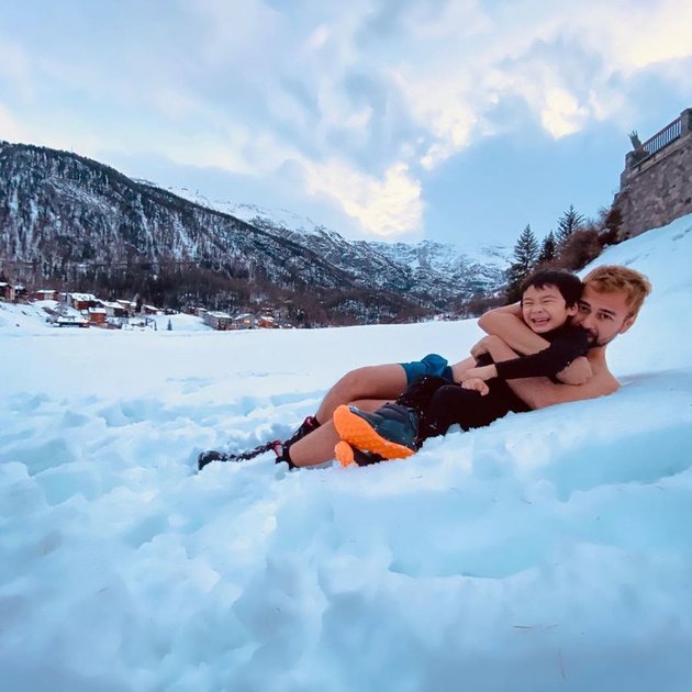 Vacation to Switzerland, Peek at 8 Funny Photos of Raffi Ahmad and Merry Topless and Lying in the Middle of the Cold Snow