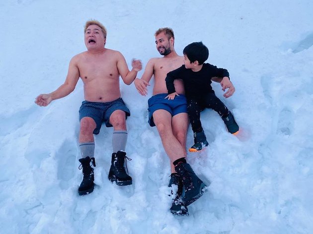 Vacation to Switzerland, Peek at 8 Funny Photos of Raffi Ahmad and Merry Topless and Lying in the Middle of the Cold Snow