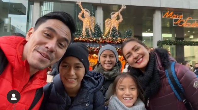 Family Vacation of Darius Sinathrya and Donna Agnesia in Japan, Compact of Five - Celebrating Wedding Anniversary with a Kiss