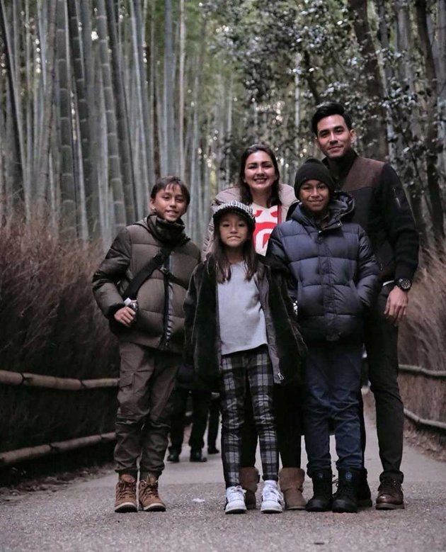 Family Vacation of Darius Sinathrya and Donna Agnesia in Japan, Compact of Five - Celebrating Wedding Anniversary with a Kiss