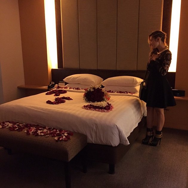 Bunga-bunga telah tertata rapi dengan begitu indah di kamar hotel Ratna Galih. Kejutan manis dari sang suami.