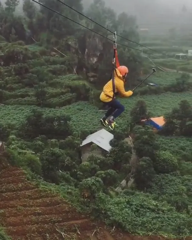 Liburan Prilly Latuconsina
