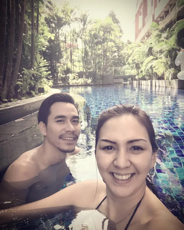 Liburan Donna Agnesia dan Darius