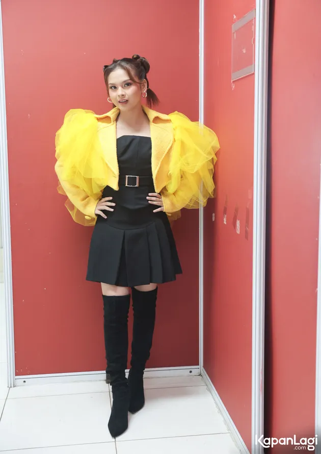 Listen Kendal Pakai Outfit Kuning